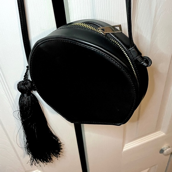 Black purse with tassel. - Picture 3 of 4